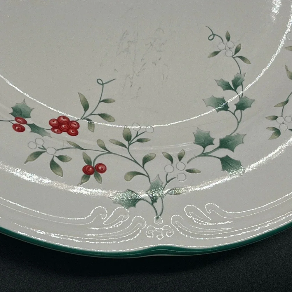 Pfaltzgraff Christmas Winterberry Dinner Plates Set of 4 Holly Berry USA 10.25